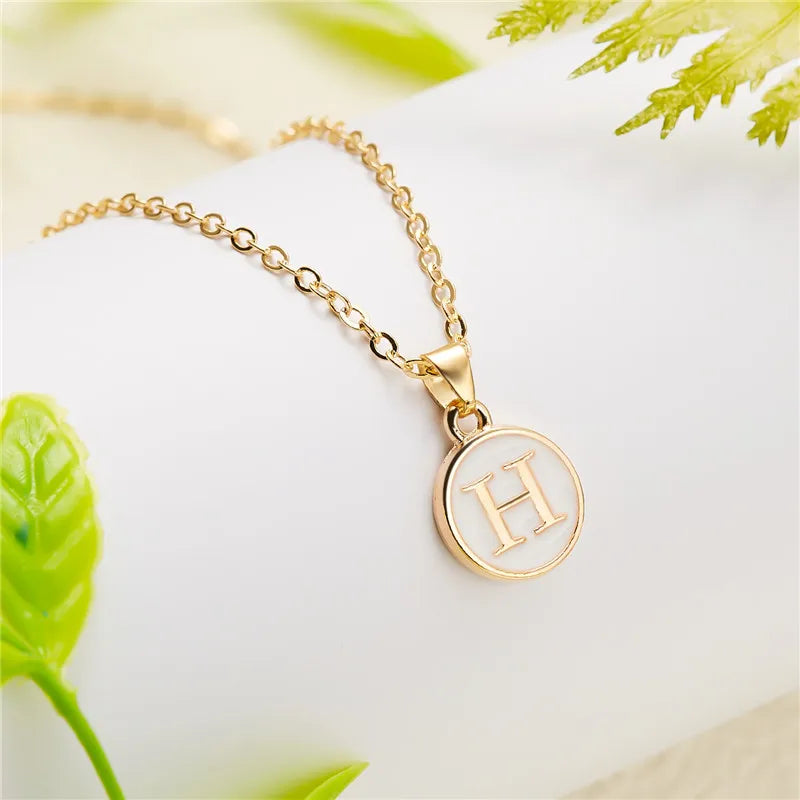Collier avec pendentif blanc initiale - lettre