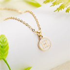 Collier avec pendentif blanc initiale - lettre