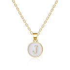 Collier avec pendentif blanc initiale - lettre