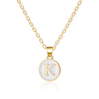 Collier avec pendentif blanc initiale - lettre