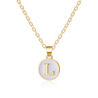 Collier avec pendentif blanc initiale - lettre