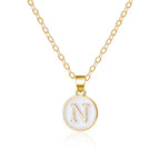 Collier avec pendentif blanc initiale - lettre
