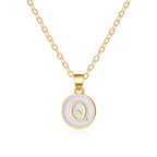 Collier avec pendentif blanc initiale - lettre