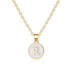 Collier avec pendentif blanc initiale - lettre