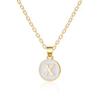 Collier avec pendentif blanc initiale - lettre