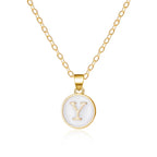 Collier avec pendentif blanc initiale - lettre