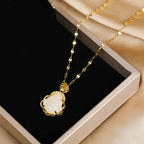 Collar con Colgante Buda blanco
