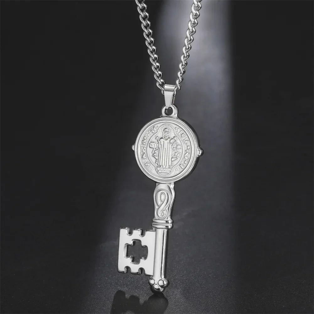 Collier avec pendentif clef catholique