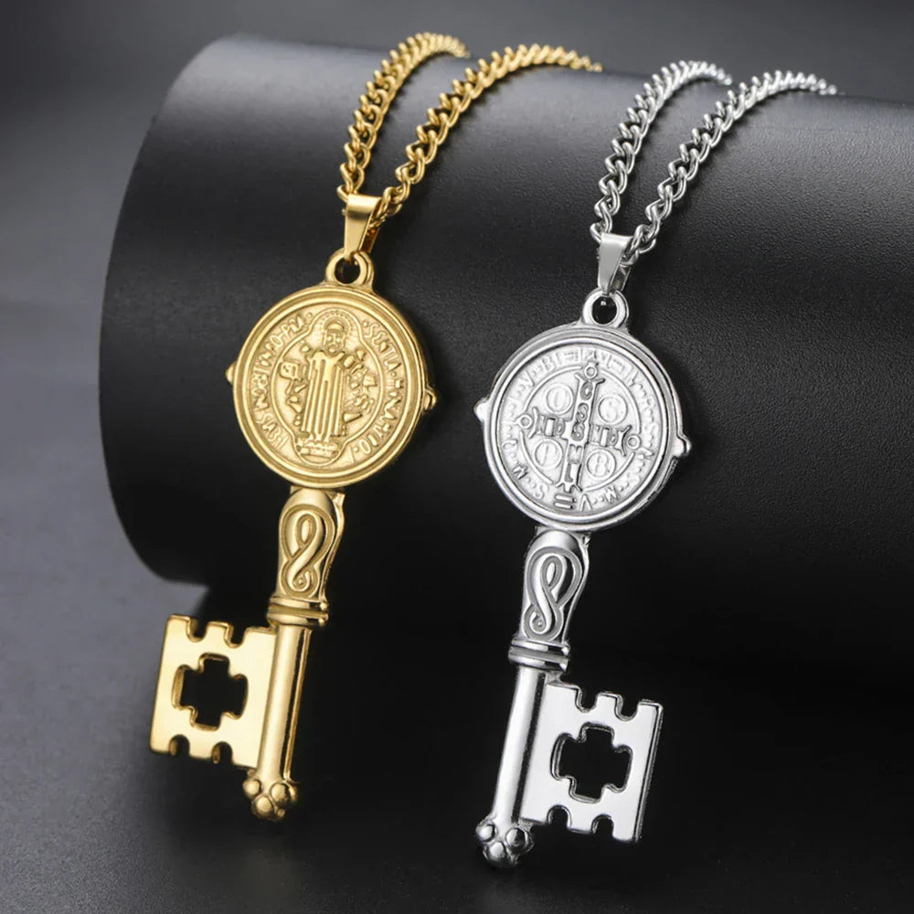 Collier avec pendentif clef catholique