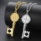 Collier avec pendentif clef catholique