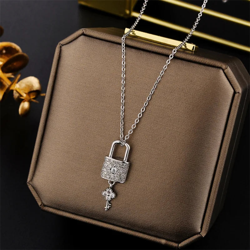 Collier avec pendentif clef et cadenas