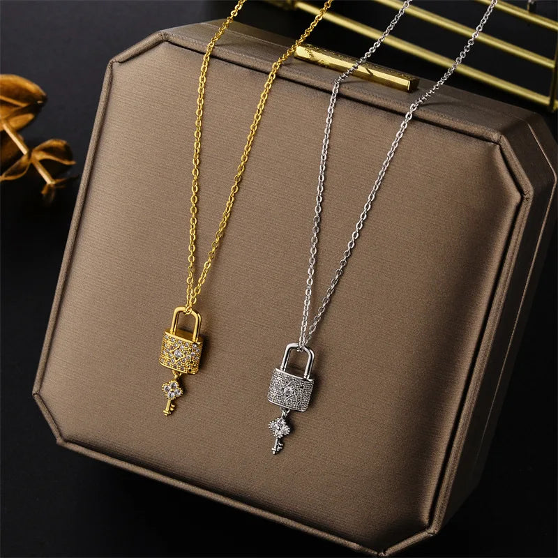 Collier avec pendentif clef et cadenas