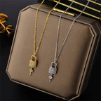 Collier avec pendentif clef et cadenas