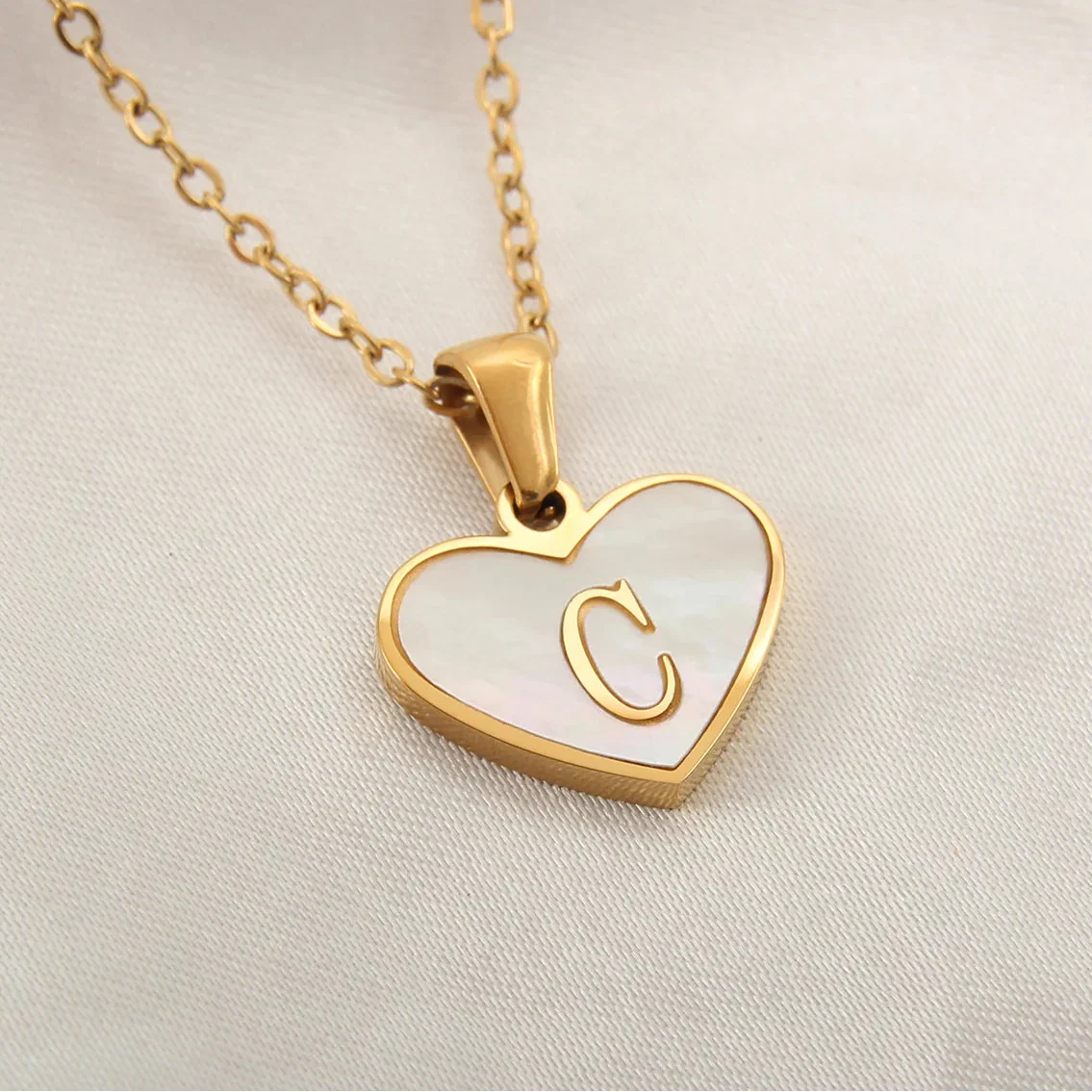 Collier avec pendentif coeur blanc initiale - lettre