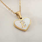 Collier avec pendentif coeur blanc initiale - lettre