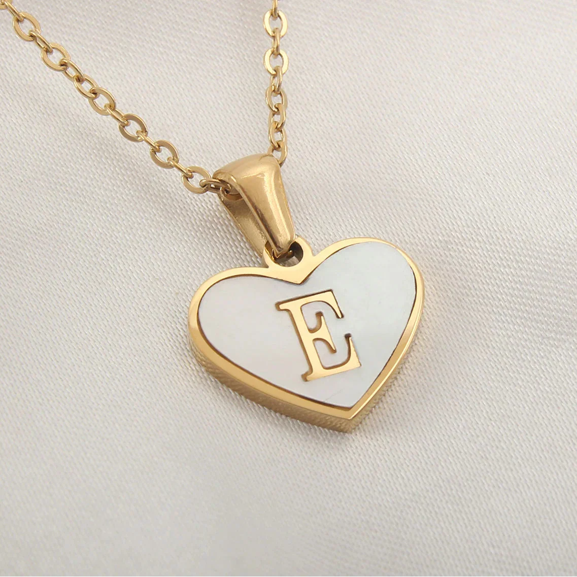 Collier avec pendentif coeur blanc initiale - lettre