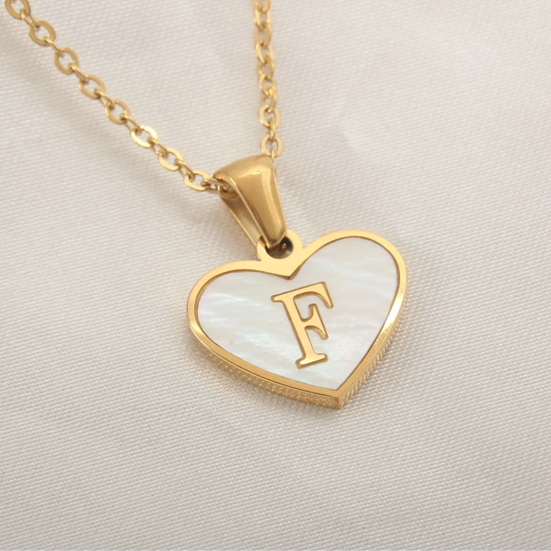 Collier avec pendentif coeur blanc initiale - lettre