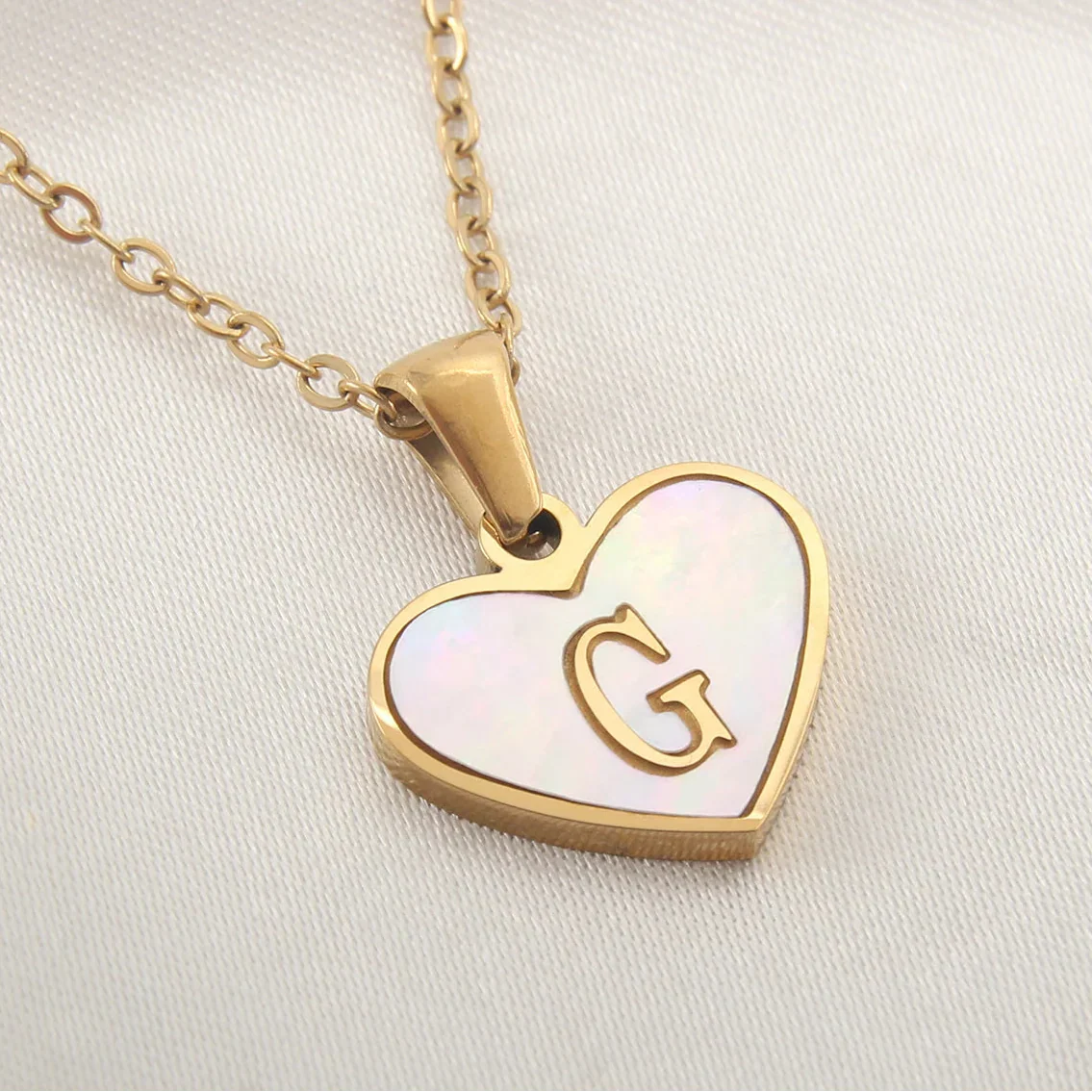 Collier avec pendentif coeur blanc initiale - lettre