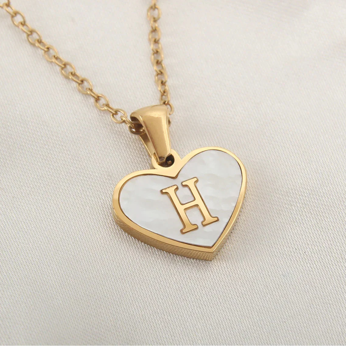 Collier avec pendentif coeur blanc initiale - lettre