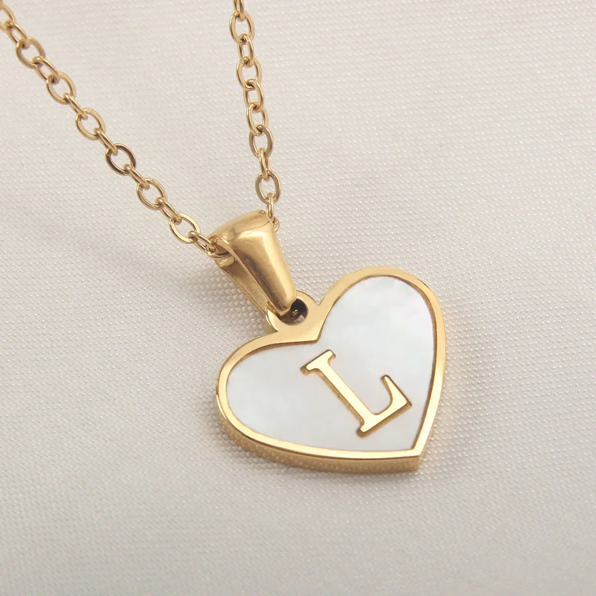 Collier avec pendentif coeur blanc initiale - lettre