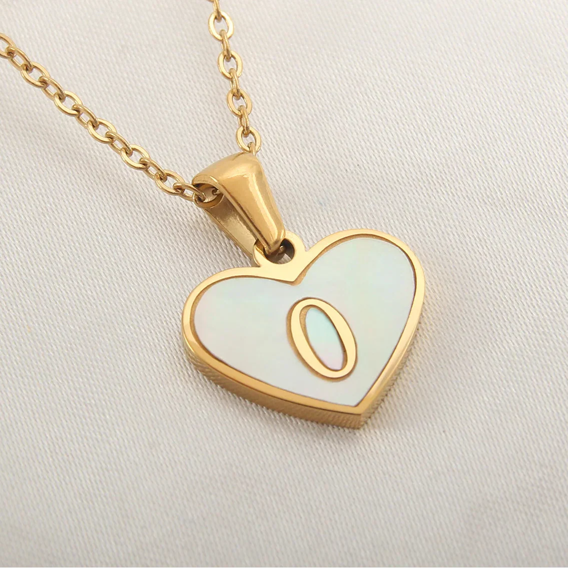 Collier avec pendentif coeur blanc initiale - lettre