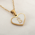 Collier avec pendentif coeur blanc initiale - lettre