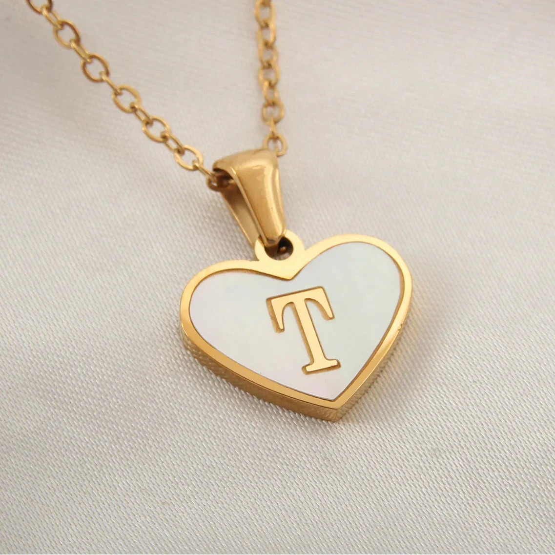 Collier avec pendentif coeur blanc initiale - lettre