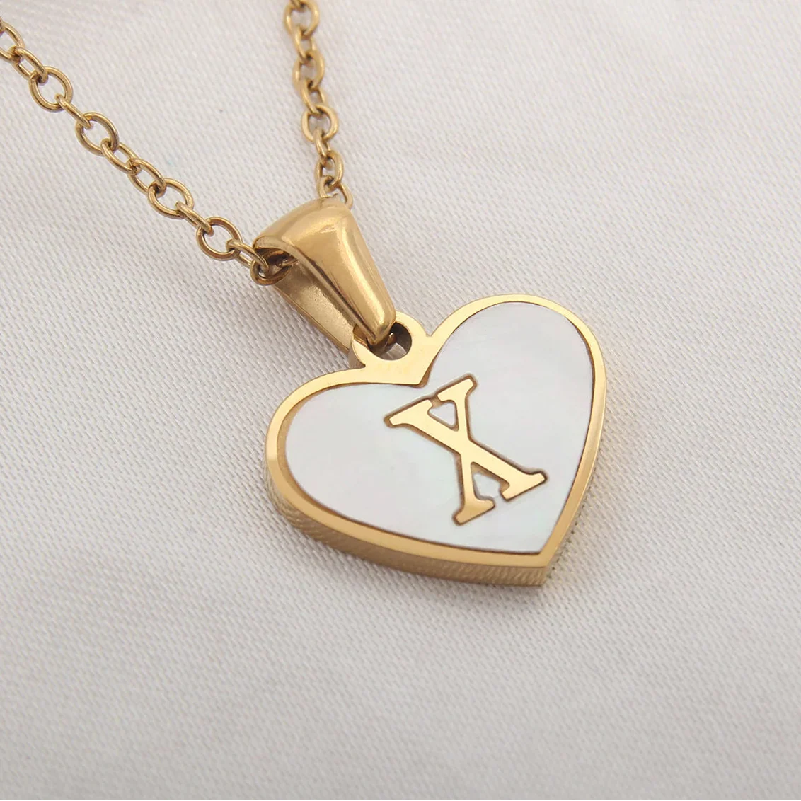 Collier avec pendentif coeur blanc initiale - lettre