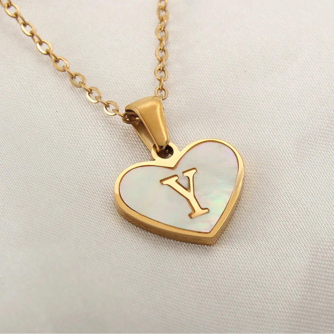 Collier avec pendentif coeur blanc initiale - lettre
