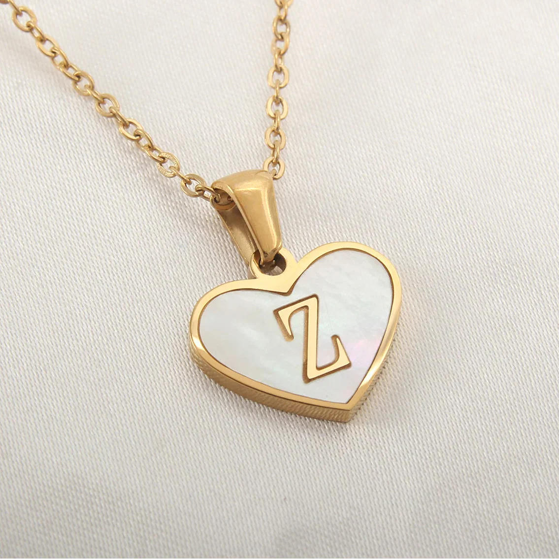 Collier avec pendentif coeur blanc initiale - lettre