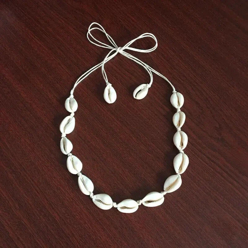 Collar con colgante de concha cauri blanca