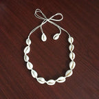 Collar con colgante de concha cauri blanca