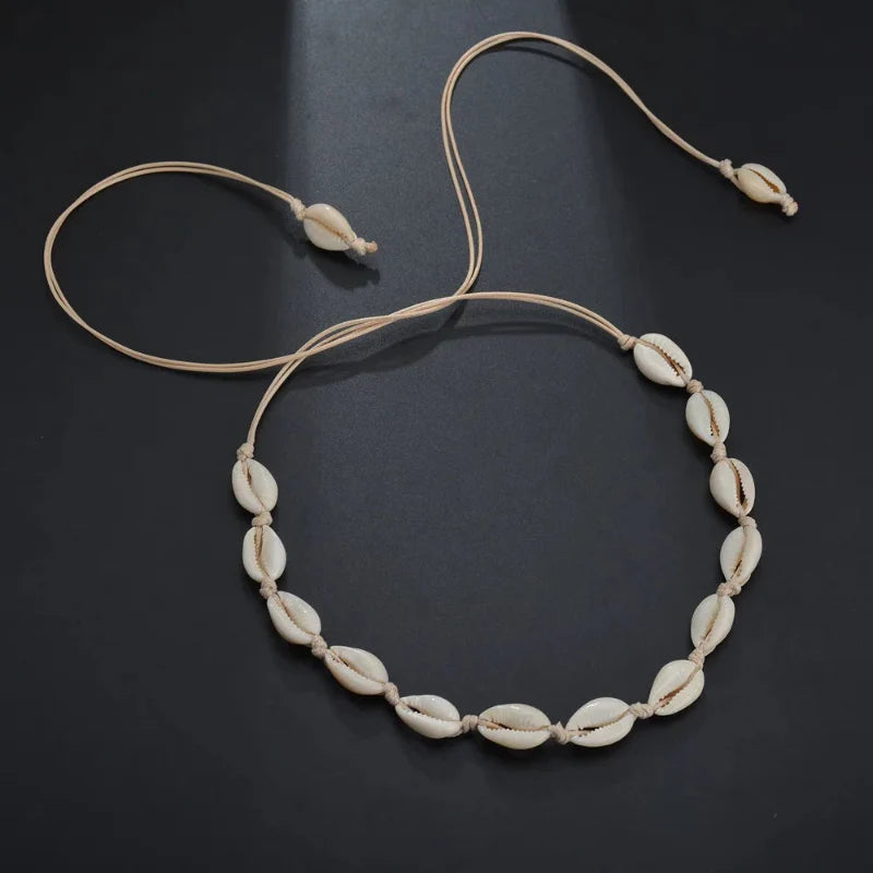 Collar con colgante de concha cauri blanca