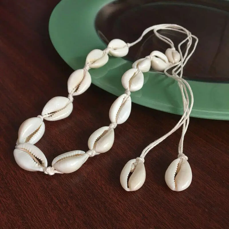 Collar con colgante de concha cauri blanca