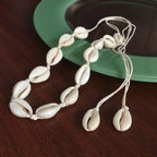 Collar con colgante de concha cauri blanca