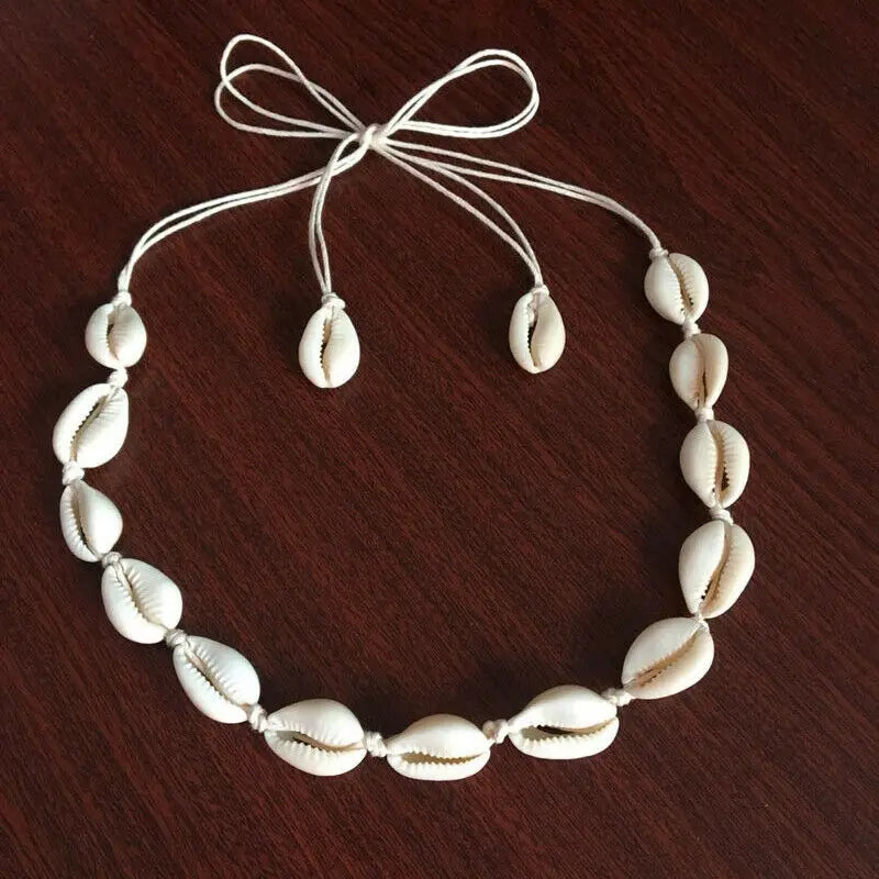 Collar con colgante de concha cauri blanca