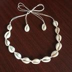 Collar con colgante de concha cauri blanca
