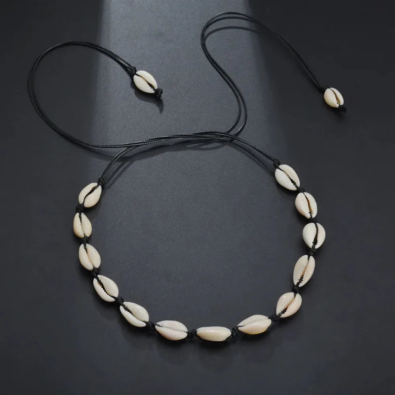 Collar con colgante de concha cauri negra