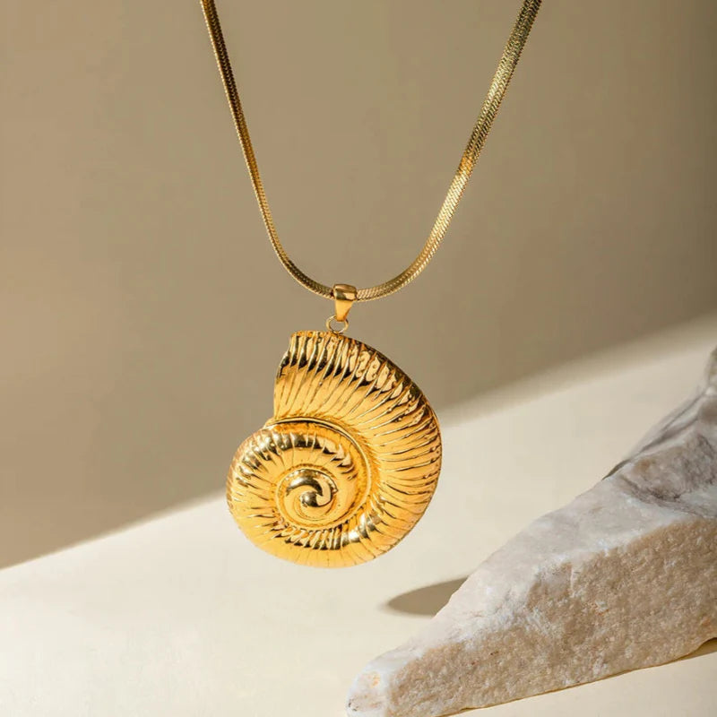 Collar con Colgante de Concha en Espiral