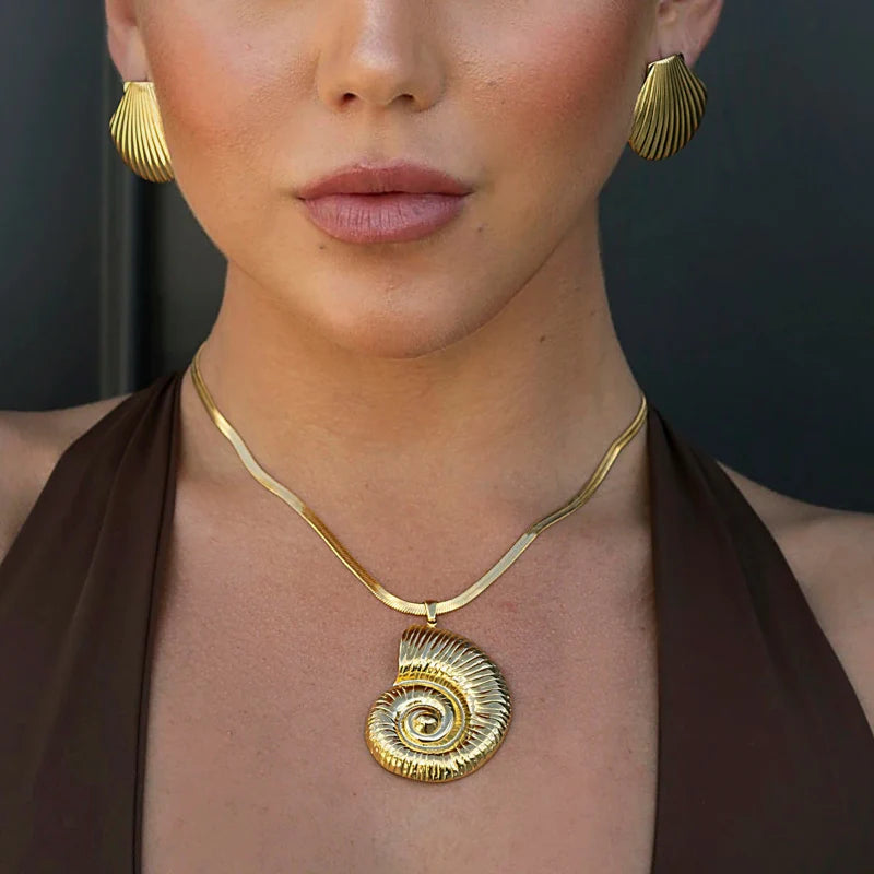 Collar con Colgante de Concha en Espiral