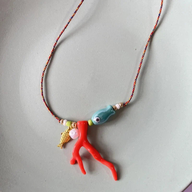 Collar con Colgante de Coral y Pez rojo