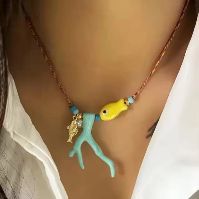 Collar con Colgante de Coral y Pez azul