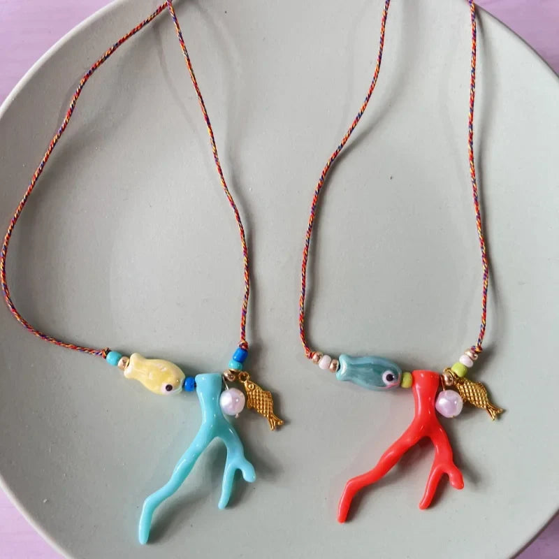 Collar con Colgante de Coral y Pez rojo