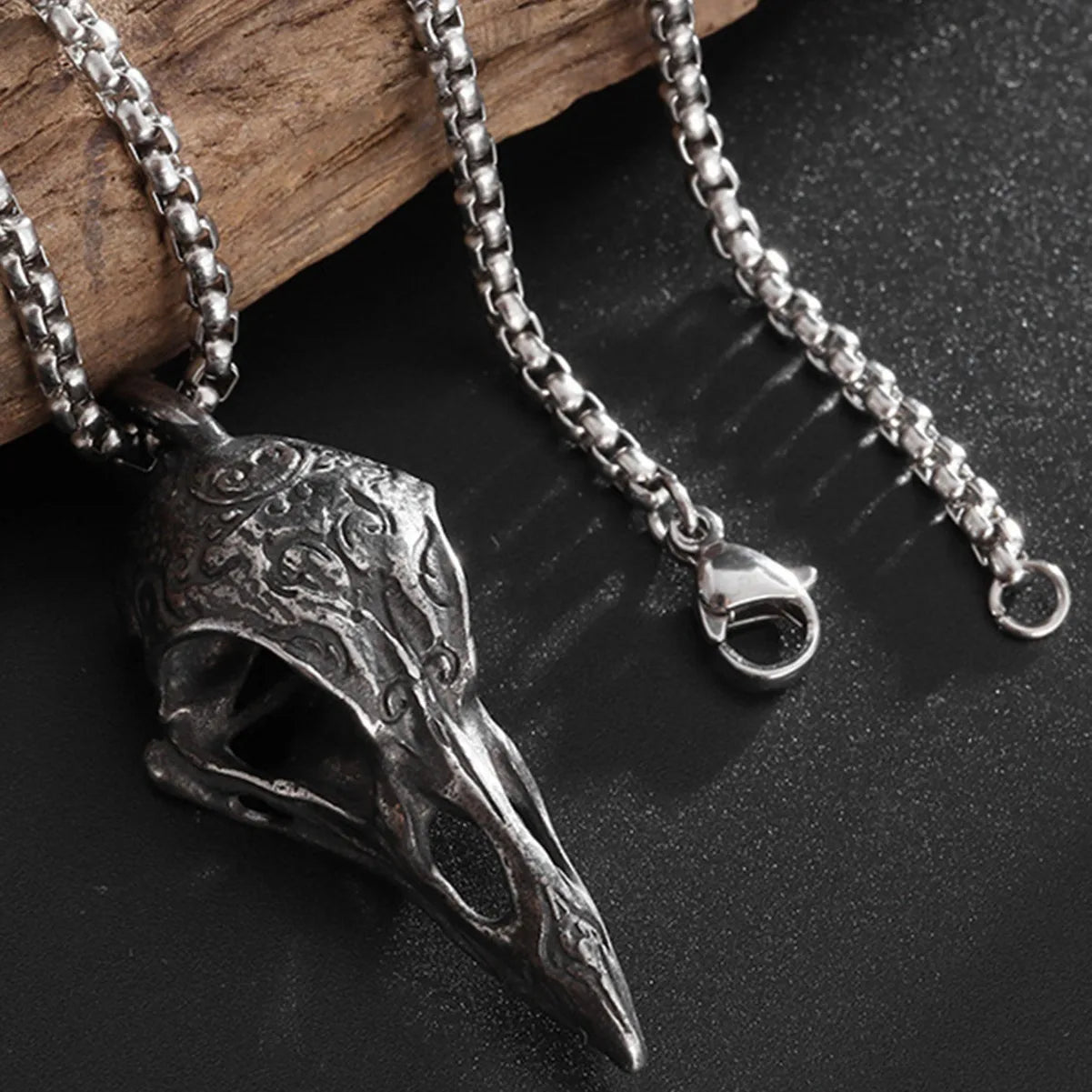 Collar con Colgante de Cuervo