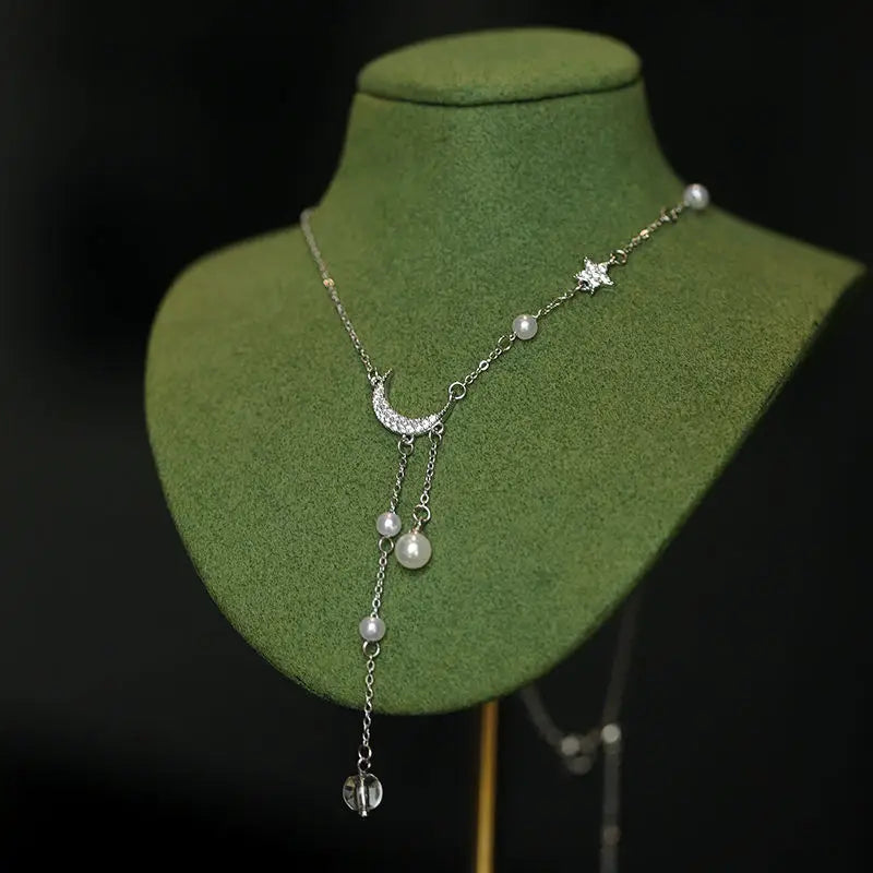Collar con Colgante de Media Luna y Perlas