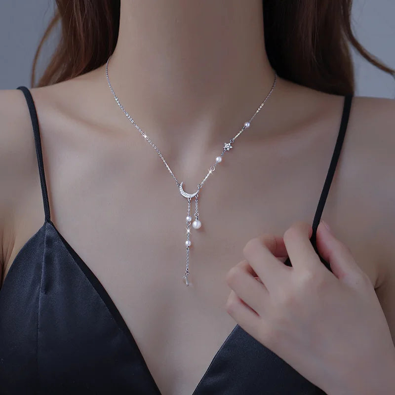 Collar con Colgante de Media Luna y Perlas