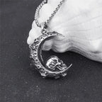 Collar con Colgante de Media Luna y Calavera