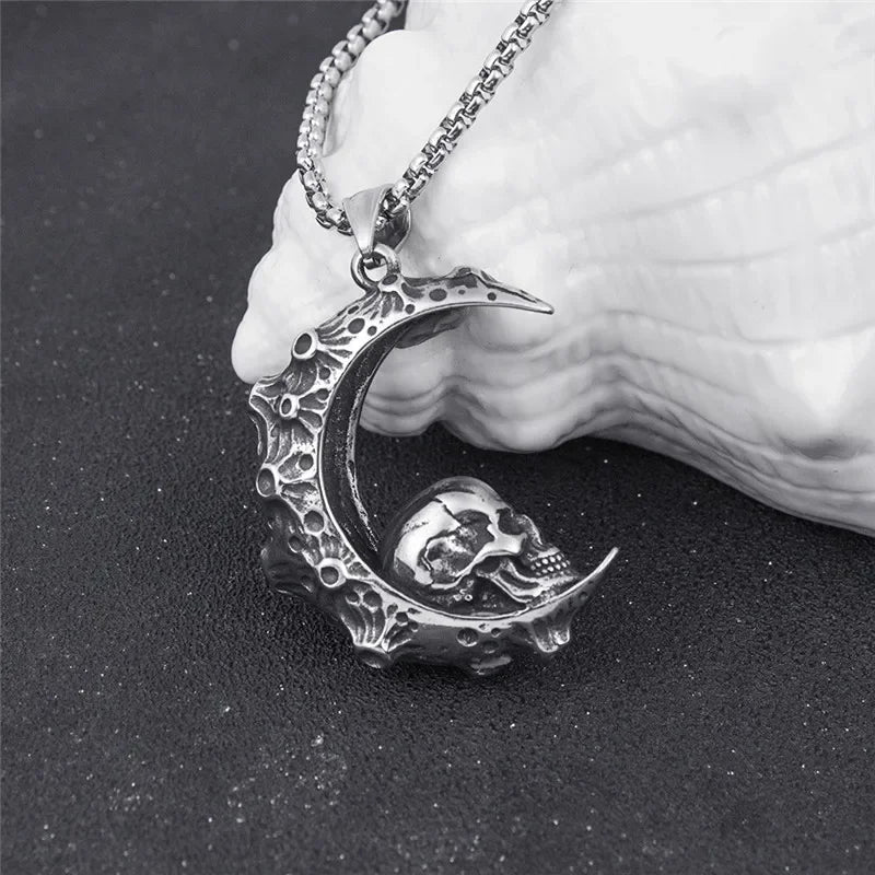 Collar con Colgante de Media Luna y Calavera