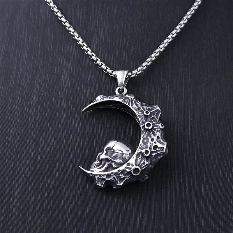 Collar con Colgante de Media Luna y Calavera