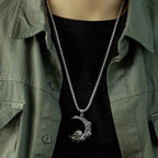 Collar con Colgante de Media Luna y Calavera
